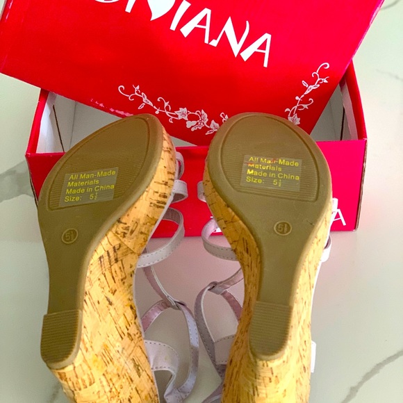 NWT-Lilac t- strap wedge sandal - Picture 3 of 4